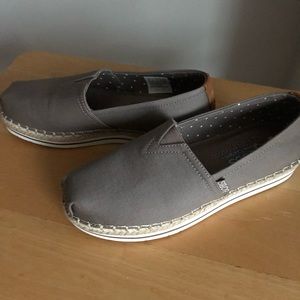 Bobs from Sketchers Breeze Memory Foam Slip-on Shoes size 6 in Taupe.
